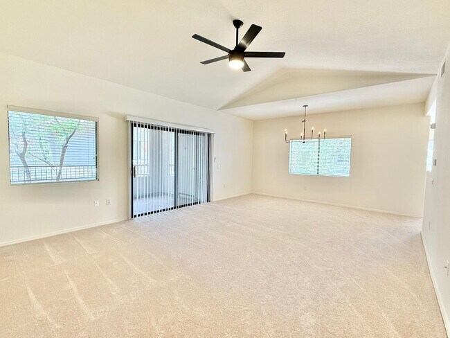 Foto del edificio - 9455 E Raintree Dr