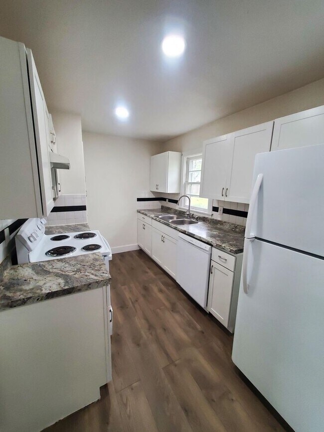 Foto del edificio - Free standing home just 2 blocks from Central and Mclean