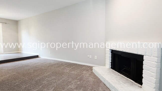 Foto del edificio - 6646 E Lovers Ln