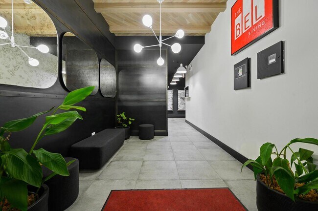 Building Photo - 941 W Belmont Ave