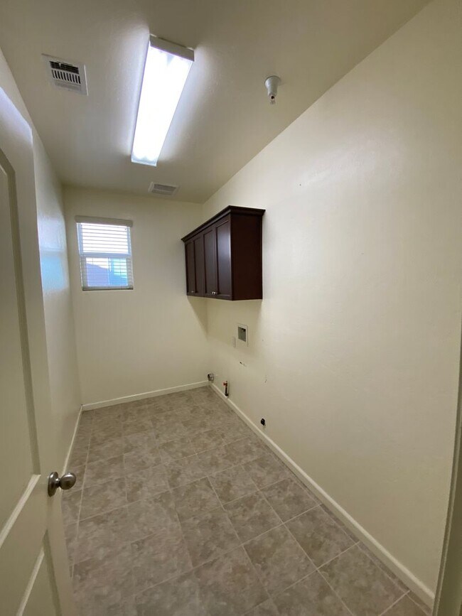 Building Photo - SE Visalia home Available Now!