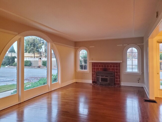 Foto del edificio - Nice Rose Garden Home, Wood Floors, Privat...