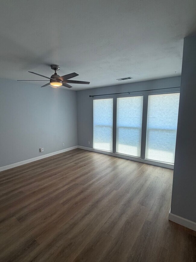 Building Photo - Stunning 4 bedroom, 2 bathroom with a Pool and Solar