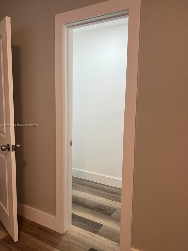 Foto del edificio - 1050 SW 11th St