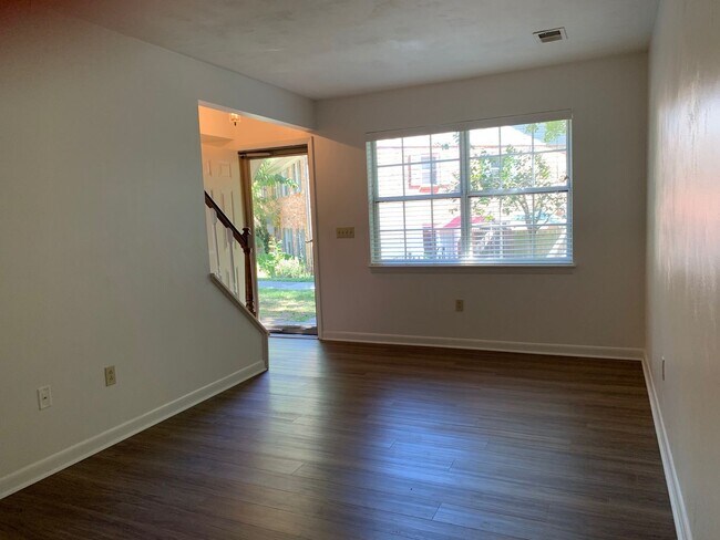 Foto del edificio - 2 Bedroom 1.5 Bath Townhouse