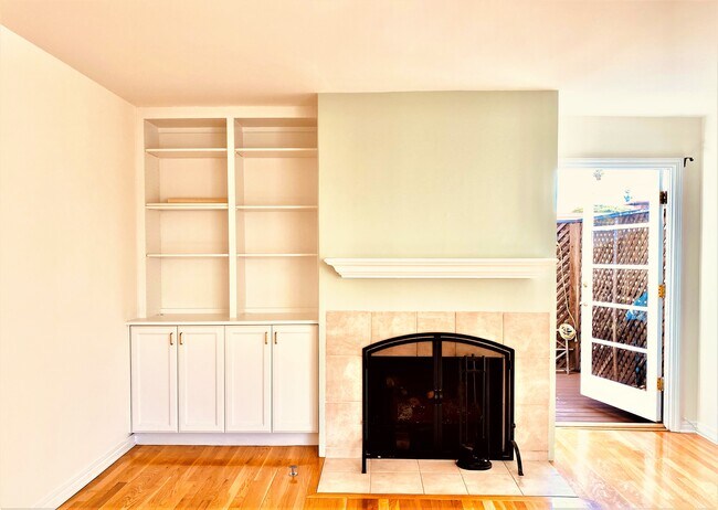 Spacious Living room w/gas fireplace - 1317 Franklin St