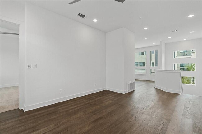 Building Photo - 2050 Lohmans Spur Rd