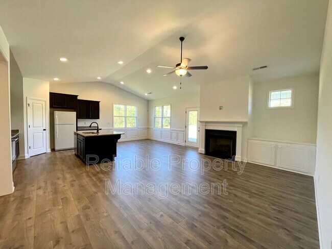 Building Photo - 216 Damsel St