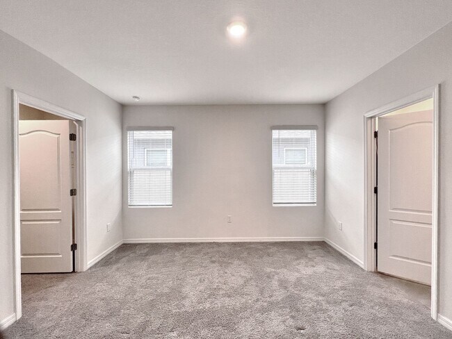 Foto del edificio - Four-Bedroom Home with Modern Finishes & Open Layout