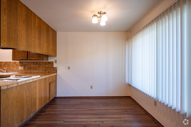 2 habitaciones, 1.5 baños - 1200 pies cuadrados - Comedor - Valley View Townhomes