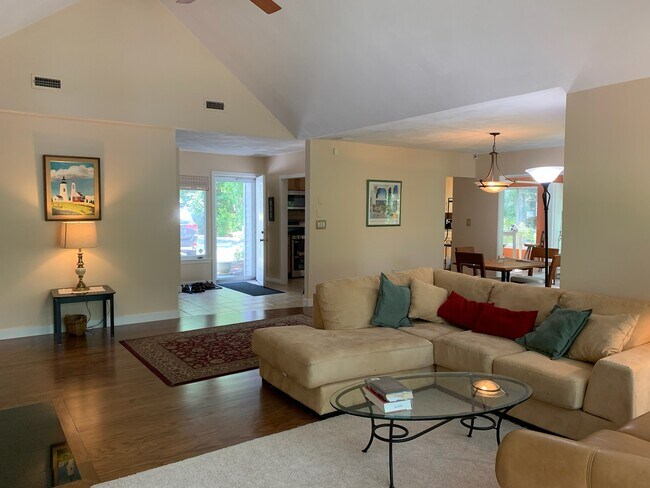 Foto del edificio - 158 Coonamessett Cir