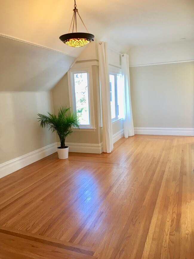 Living room and dining room area - 225 Roosevelt Way