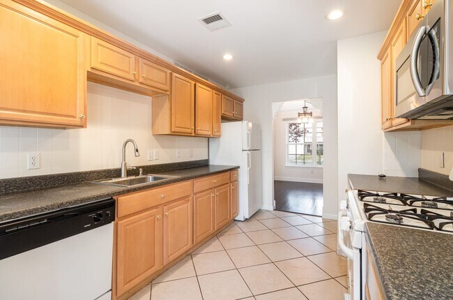 Building Photo - 3 bedroom townhouse in Carlisle