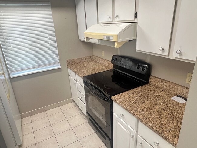 Building Photo - 2 Bedroom Condo in Colony West - Available...