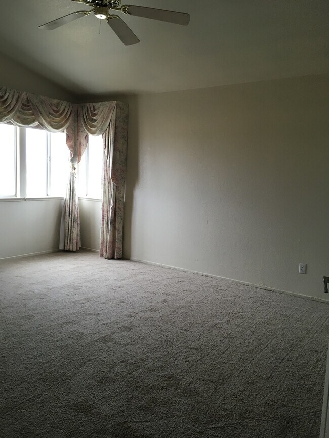 Building Photo - Spacious Two-Story Home  4 bedrooms, 3 bat...