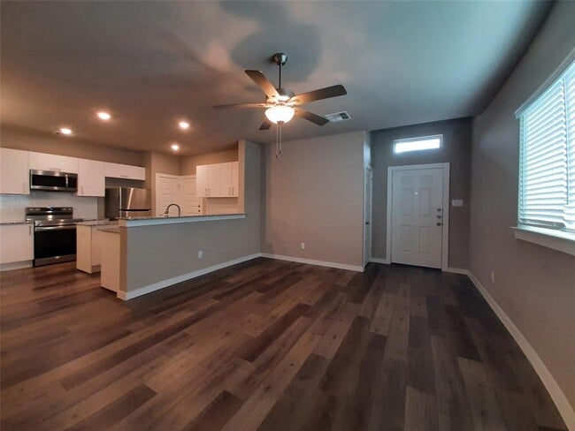 Building Photo - 9725 Grosbeak Ln