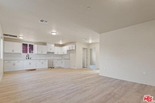 Building Photo - 831 E 83rd St