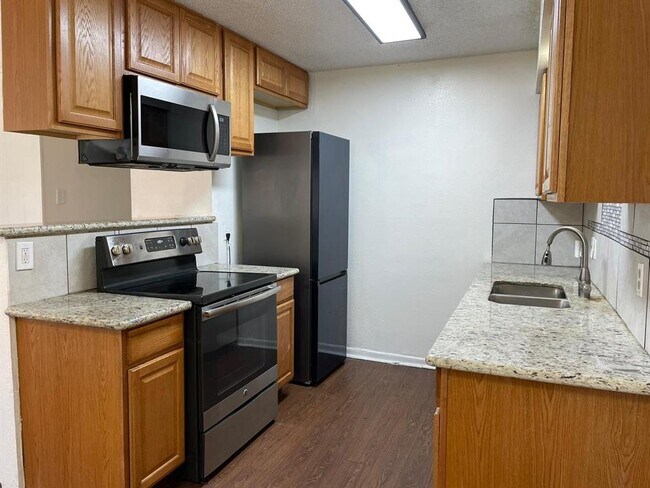 Building Photo - 1300 Glenda Dr