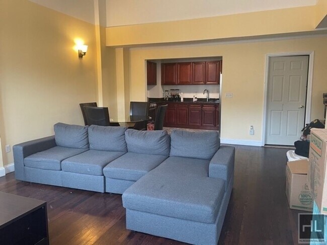 Foto del edificio - NEWLY RENOVATED LARGE  DUPLEX  3 BEDROOMS ...