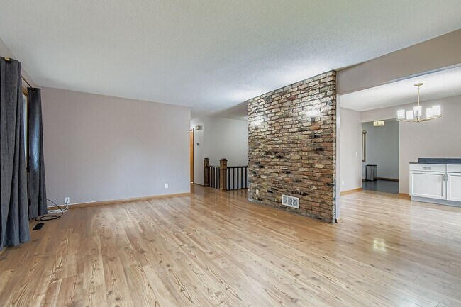 Foto del edificio - 815 Lakeview Dr