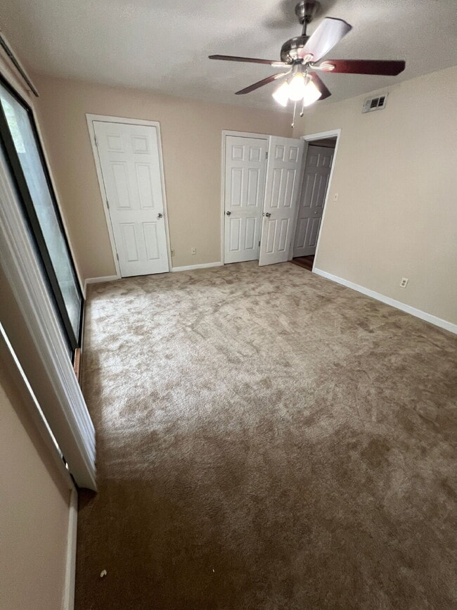Foto del edificio - Delightful two story town home.