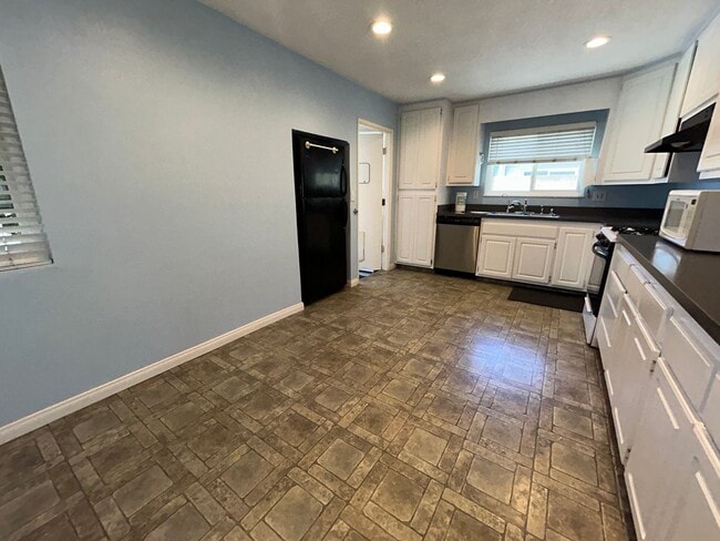 Photo - 4 Bed / 2 Bath Home for Rent in Huntington Beach