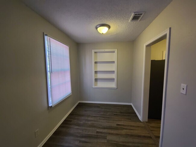 Building Photo - 2 bedroom 1 bath house off Gulf Beach Hwy!