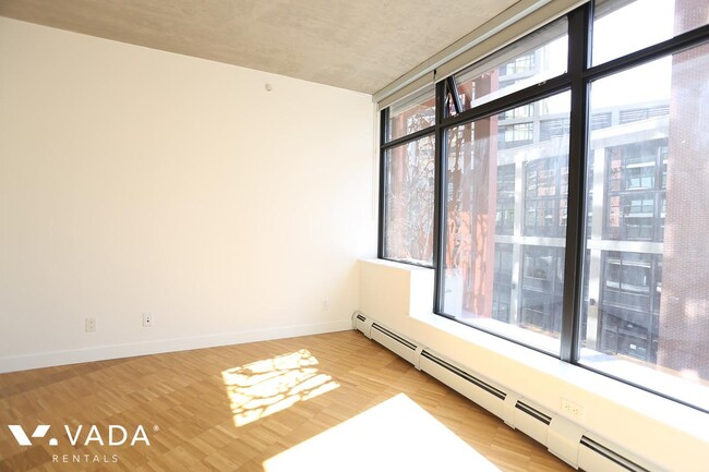 Building Photo - Woodwards W43 1 Bed Apartment Rental 709-1...