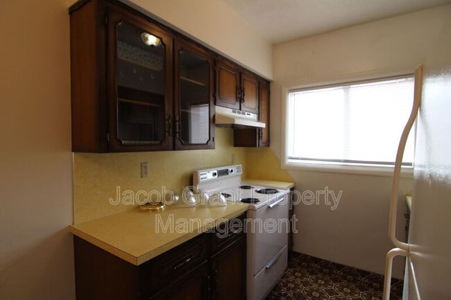 Building Photo - 676 Memorial Dr