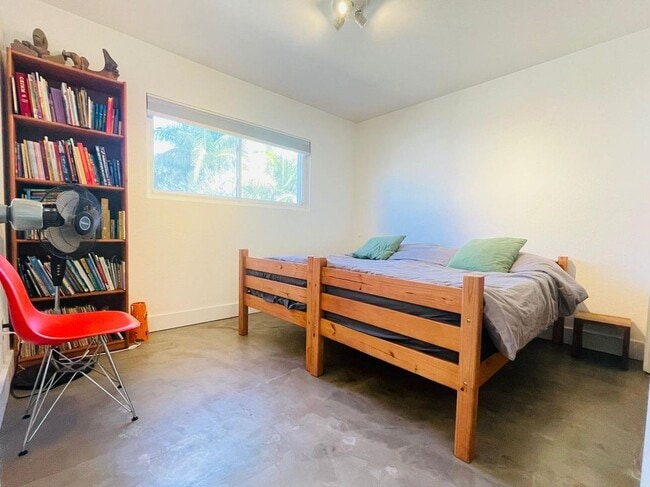 Building Photo - 3834 La Rosa Dr