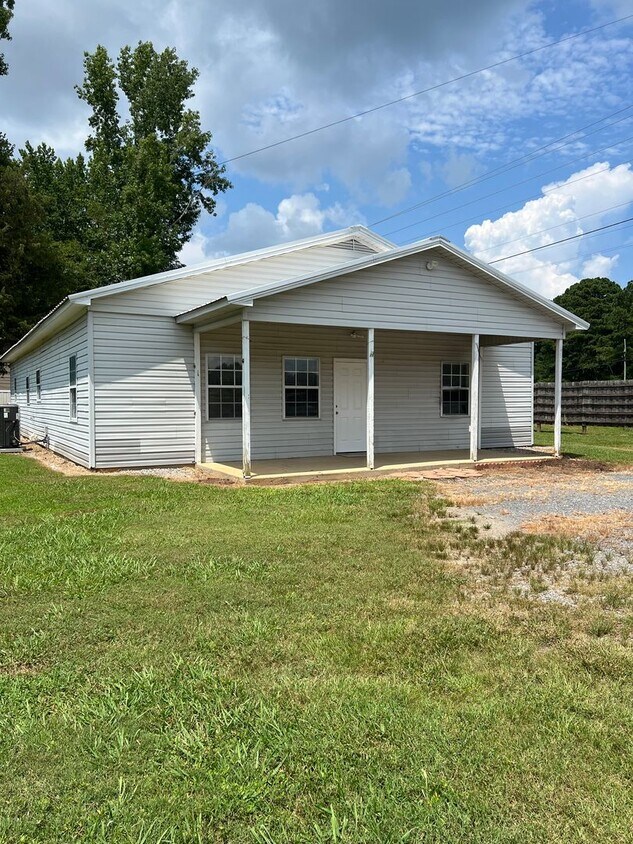 Foto principal - 3 Bedroom, 1 Bath Home