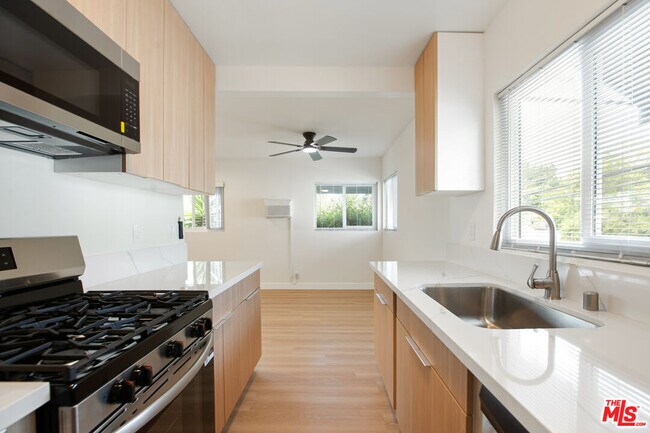 Foto del edificio - 8440 Willoughby Ave