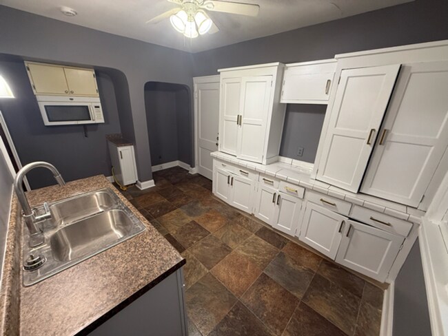 Foto del edificio - ? Updated 4BR/2BA Single-Family Home — Garage Parking, Water & Lawn Care Included ?