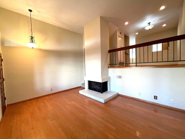 Foto del edificio - Beautiful San Carlos townhome available now!