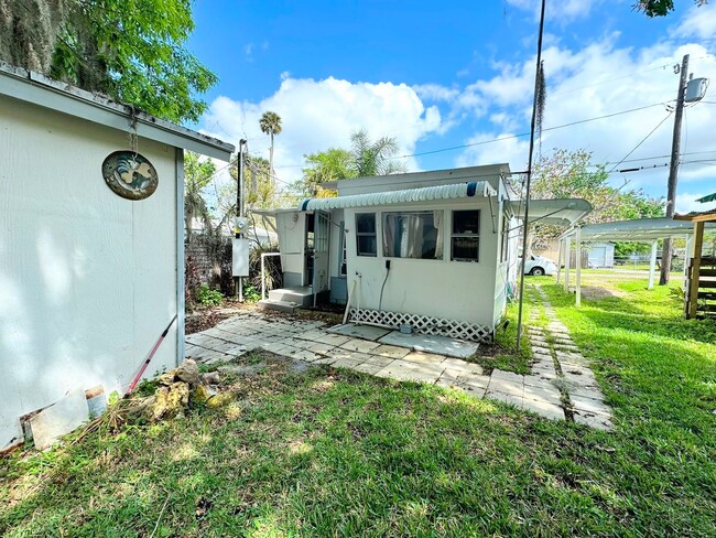 Building Photo - Rare Cozy 1/1 Beside Lake Jessup