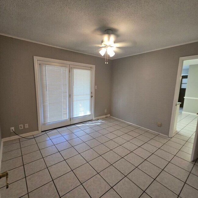 Building Photo - 3215 Clearbrook St