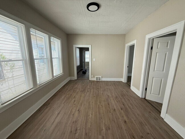 Foto del edificio - Renovated 3-Bedroom Home – We Welcome Sect...