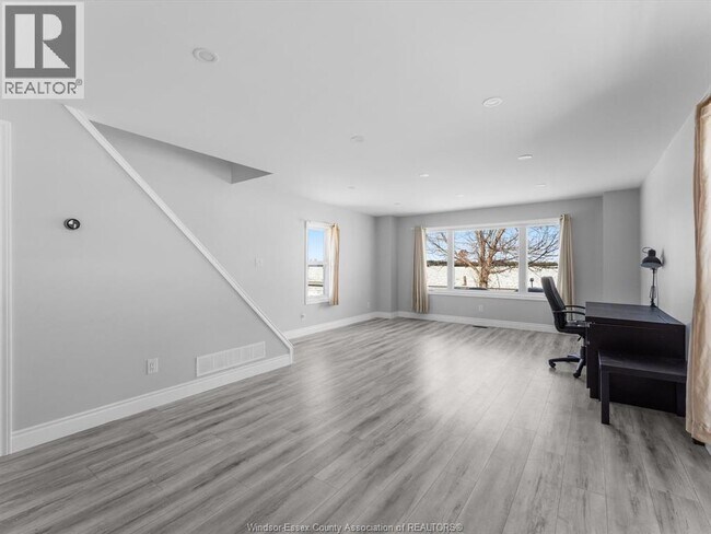 Photo du bâtiment - 1006 Mersea Road 5