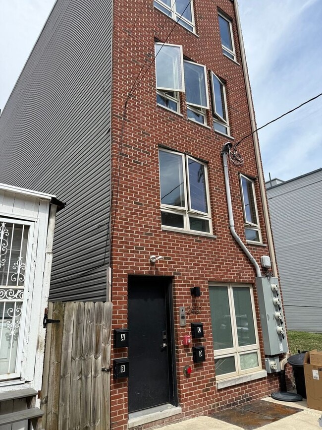 Building Photo - 2437 W Thompson St
