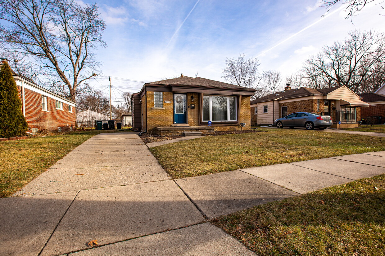 Foto principal - 21400 Parklawn St