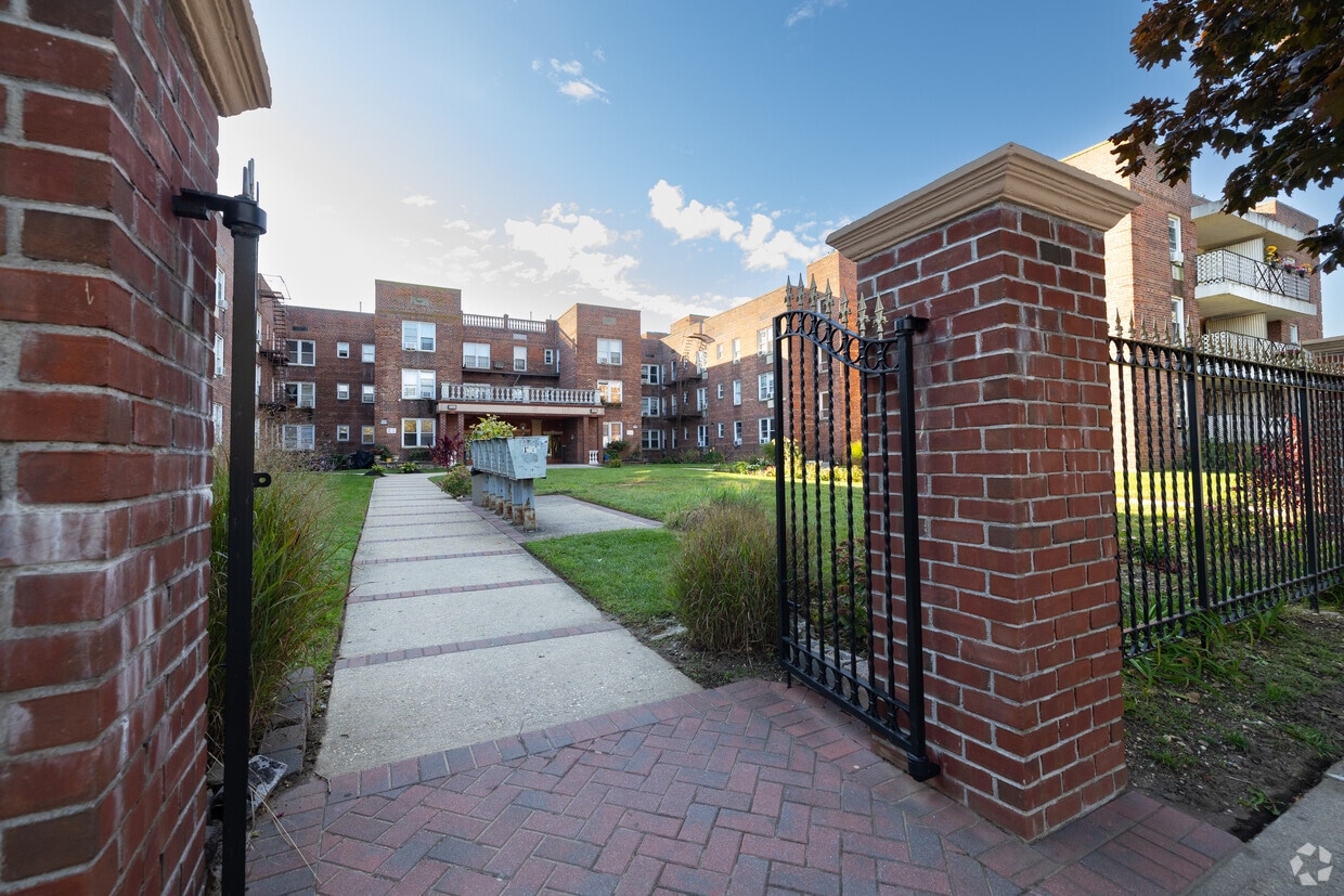 100 Jerusalem Ave, Hempstead, NY 11550 Apartments in Hempstead, NY