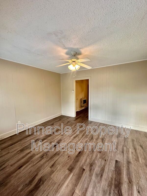 Building Photo - 308 S Van Buren