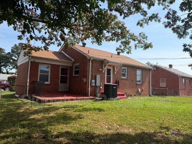 Foto del edificio - 2411 Carlisle Ave
