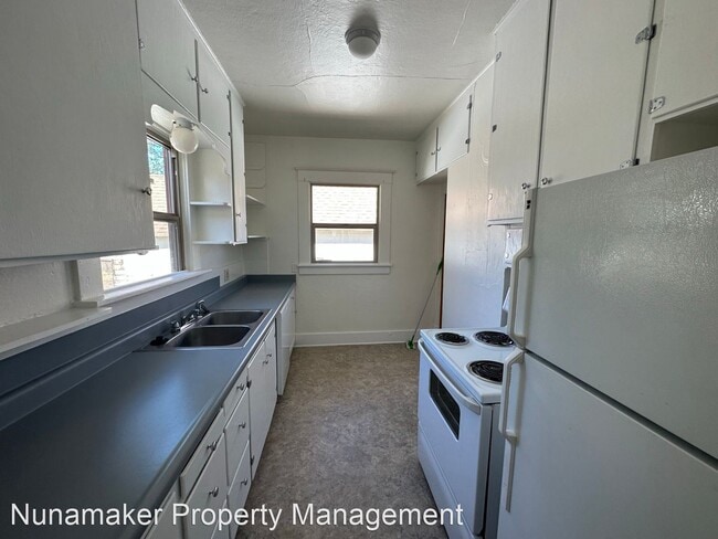 Building Photo - 2 br, 1 bath House - 518 E 9th St