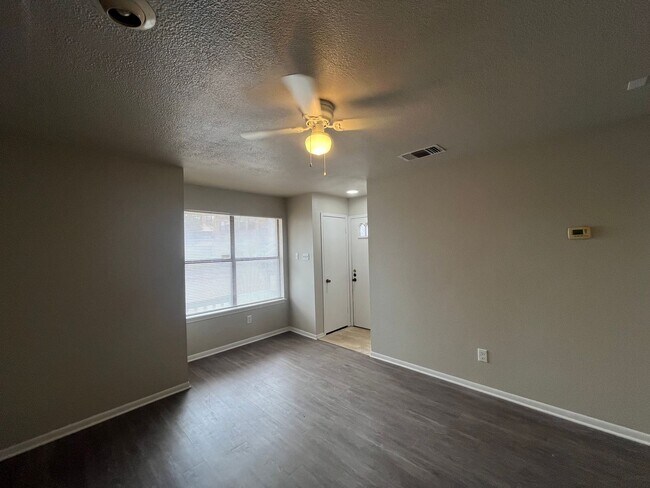 Foto del edificio - 6314 Cambridge Dr