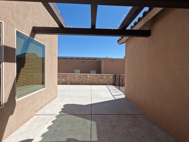 Building Photo - 3013 East Springs