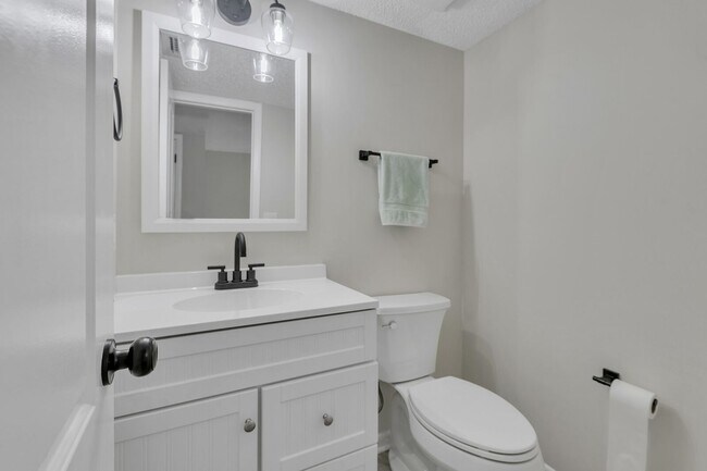 Foto del edificio - Renovated 3 bedroom/ 2.5 bathroom townhome...