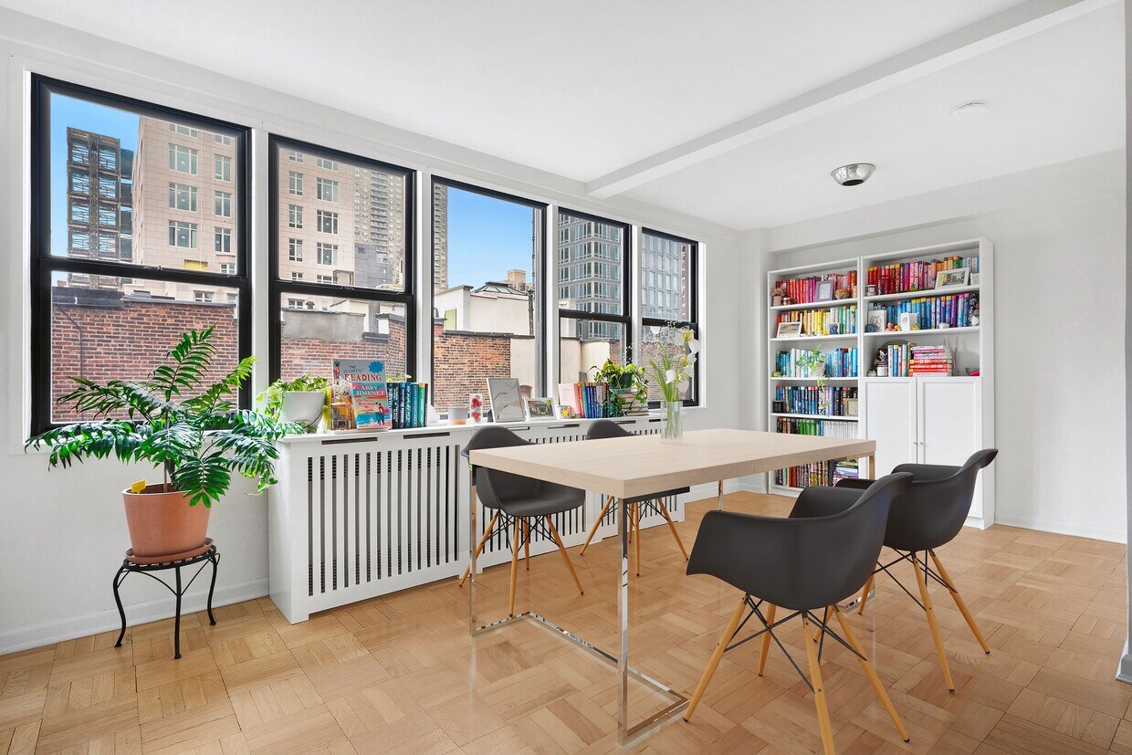 Foto principal - 241 E 76th St
