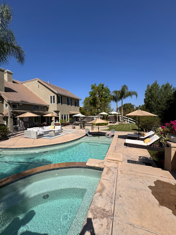 Foto del edificio - 15305 Saddleback Rd