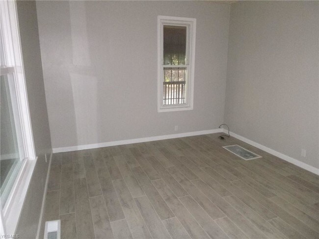 Building Photo - 927 Snyder St